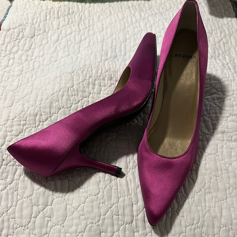 St. John Women's magenta Heels NEW never worn